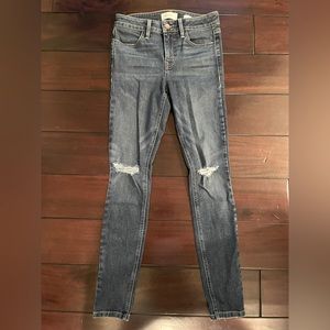 Size: 27, blue Jean skinny with rips